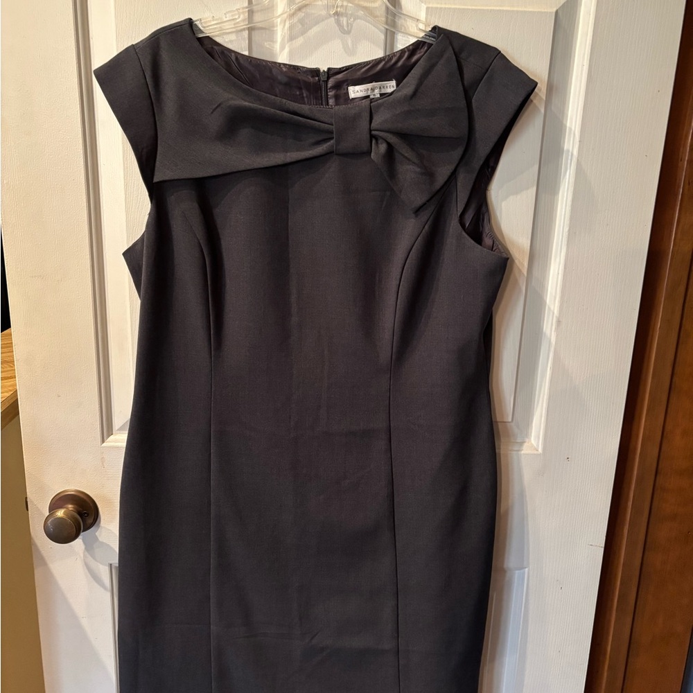 Elegant Black Sleeveless Dress with Bow Detail